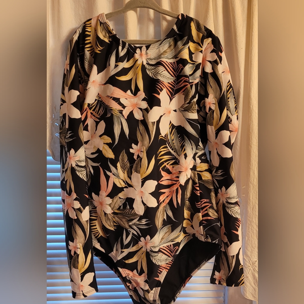 Kona Sol Black with Floral Accents One Piece Swimsuit.  Size M(8/10)